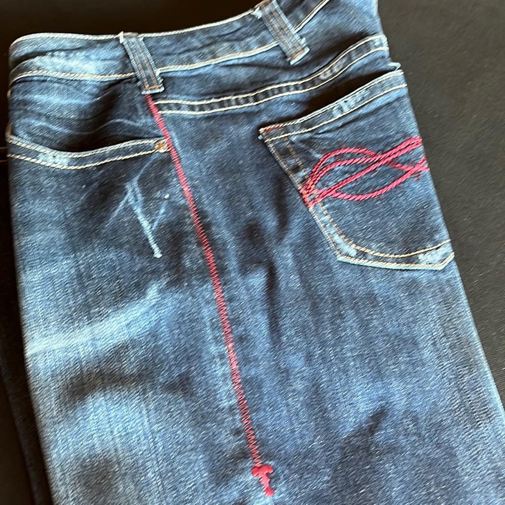 Cowgirl Tuff dark wash bootleg. Maroon/wine details. No rips stains or holes